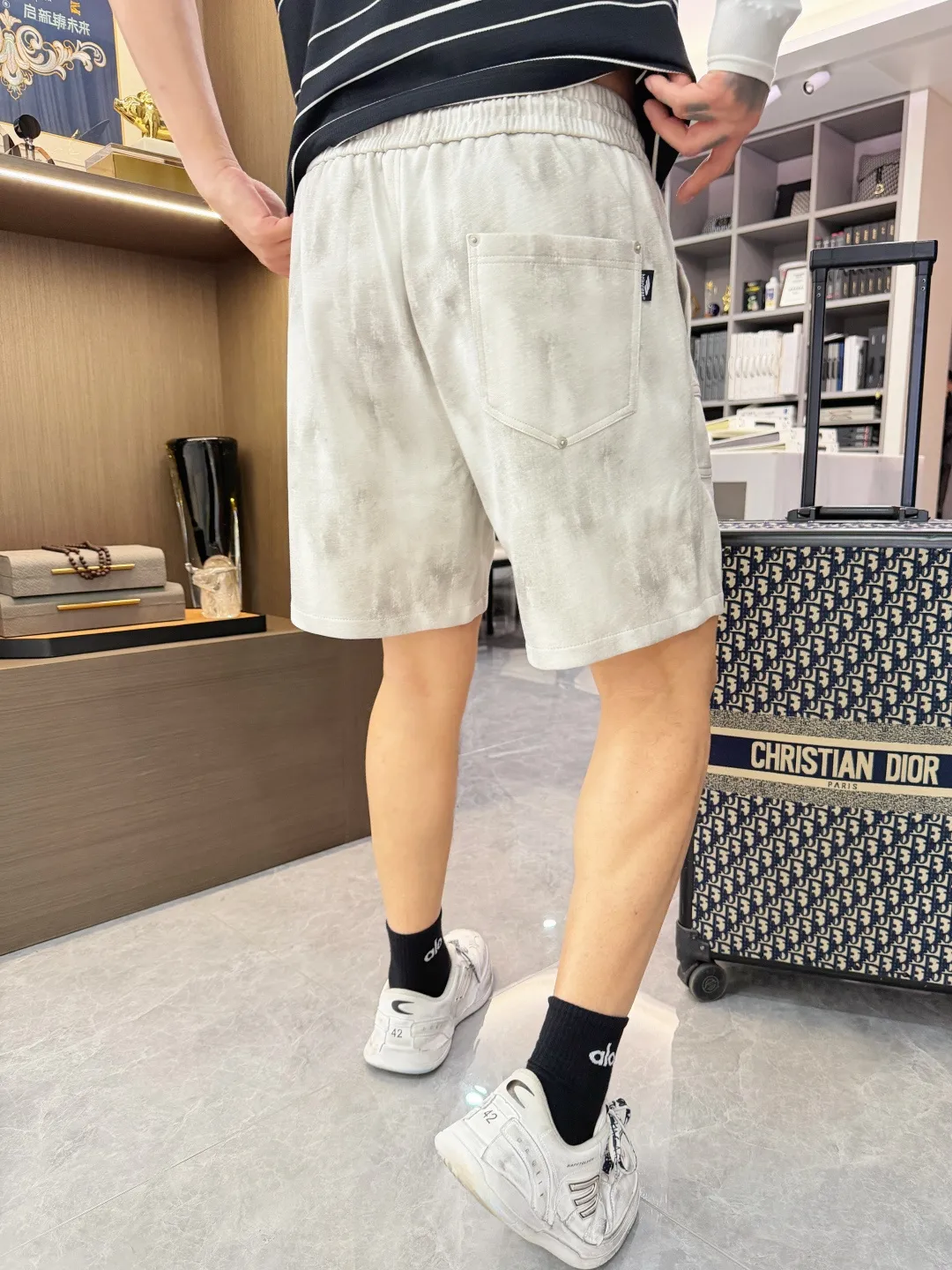 Balenciaga's three-standard complete 2026 summer New Arrival men's casual shorts, advanced custom-made Breathable fabric, Breathable fabric, extremely stretchy and comfortable, impeccable details, top-grade accessories, original logo design concept, delicate and soft feel! The upper body fit is awesome! Size: M-XXXL Please state your height and weight when ordering
